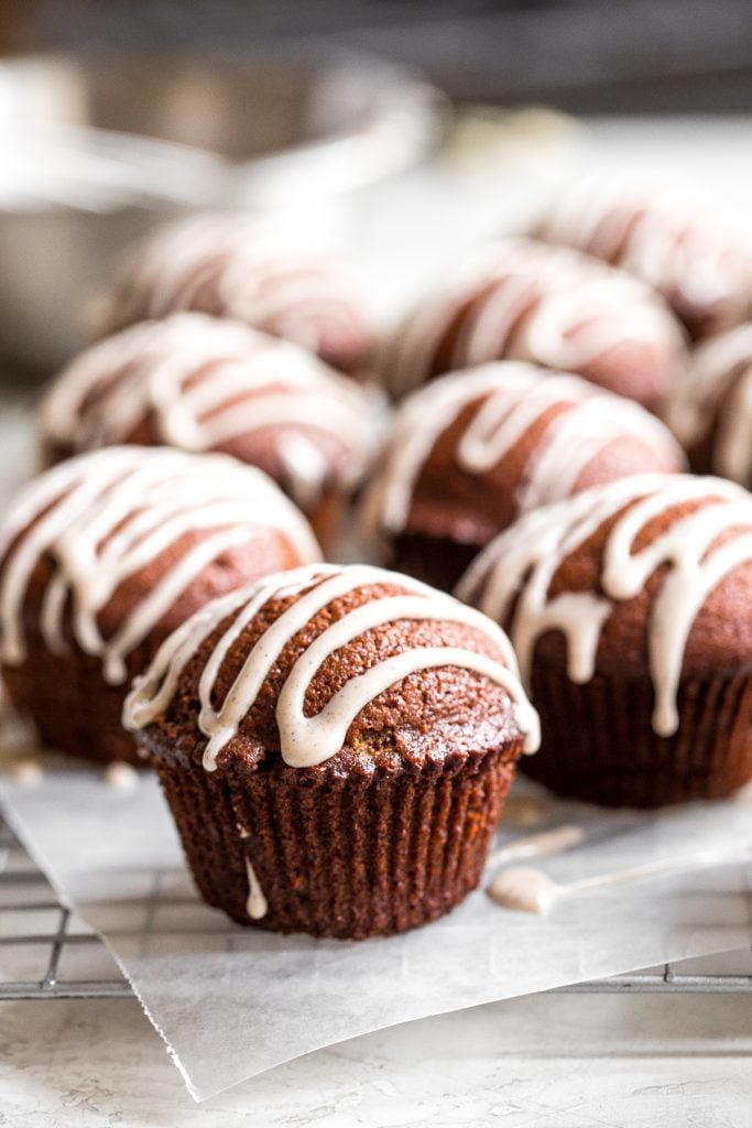  Los muffins de pan de jengibre festivos con glaseado de vainilla son ligeros, aireados y esponjosos con especias festivas fragantes cálidas y melaza rica. Un regalo de vacaciones perfecto. | aheadofthyme.com