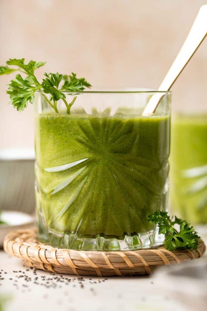 Green Detox Smoothie is quick and easy to make, delicious and nutritious, and loaded with antioxidants, nutrients, and vitamins for a quick energy boost. | aheadofthyme.com