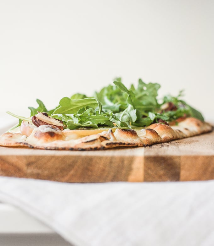 Crisp apples, peppery arugula, crunchy pecans and warm, melty aged cheddar cheese ... you seriously cannot go wrong with apple and arugula flatbread. | aheadofthyme.com