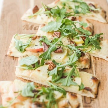 Crisp apples, peppery arugula, crunchy pecans and warm, melty aged cheddar cheese ... you seriously cannot go wrong with apple and arugula flatbread. | aheadofthyme.com