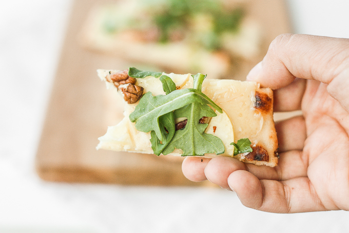 Crisp apples, peppery arugula, crunchy pecans and warm, melty aged cheddar cheese ... you seriously cannot go wrong with apple and arugula flatbread. | aheadofthyme.com
