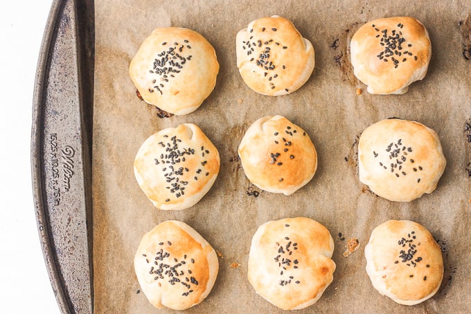 Mini meat pies with soy sauce are flakey puff pastries stuffed with delicious and juicy meat inside marinated with Asian flavours. | aheadofthyme.com