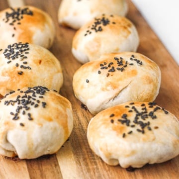 Mini meat pies with soy sauce are flakey puff pastries stuffed with delicious and juicy meat inside marinated with Asian flavours. | aheadofthyme.com