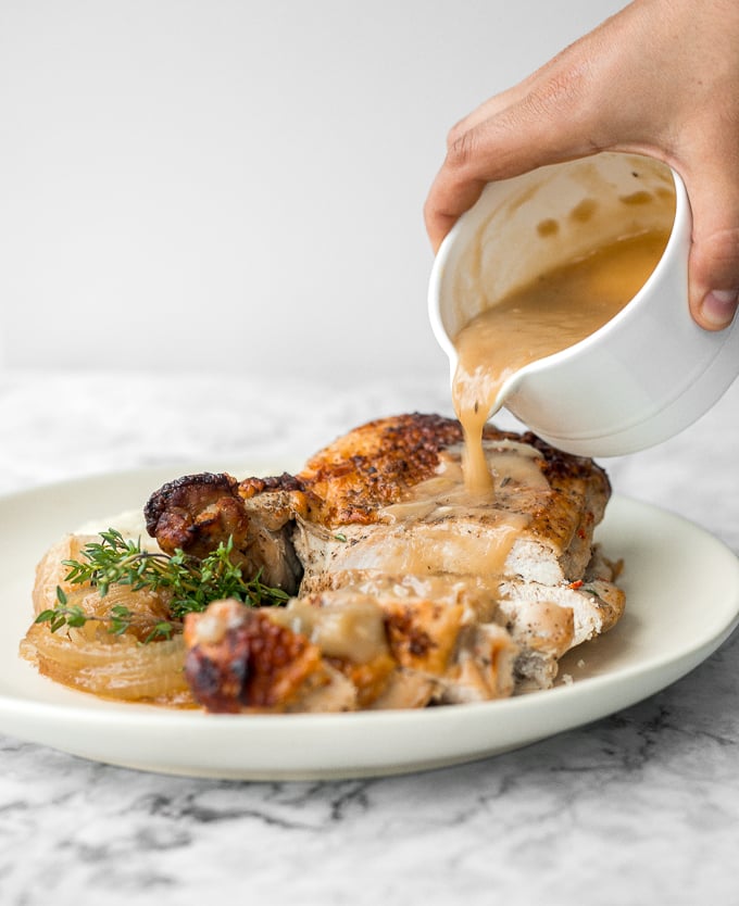 Einfach saftig gebratene Putenbrust ist das PERFEKTE Urlaubsessen, abzüglich der Kopfschmerzen...zartes Fleisch, knusprige Haut und eine Schicht Röstzwiebeln. / aheadofthyme.com