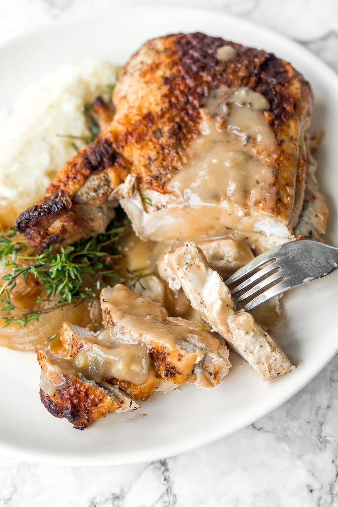 Einfach saftig gebratene Putenbrust ist das PERFEKTE Urlaubsessen, abzüglich der Kopfschmerzen...zartes Fleisch, knusprige Haut und eine Schicht Röstzwiebeln. | aheadofthyme.com