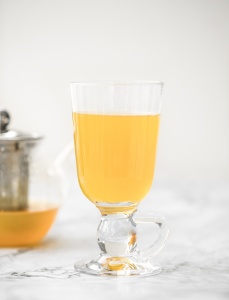 3-ingredient immune-boosting ginger turmeric tea is the ultimate daily boost for your immune system, containing some powerful anti-inflammatory and antioxidant properties. | aheadofthyme.com