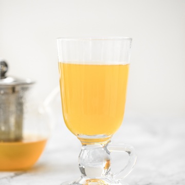 3-ingredient immune-boosting ginger turmeric tea is the ultimate daily boost for your immune system, containing some powerful anti-inflammatory and antioxidant properties. | aheadofthyme.com