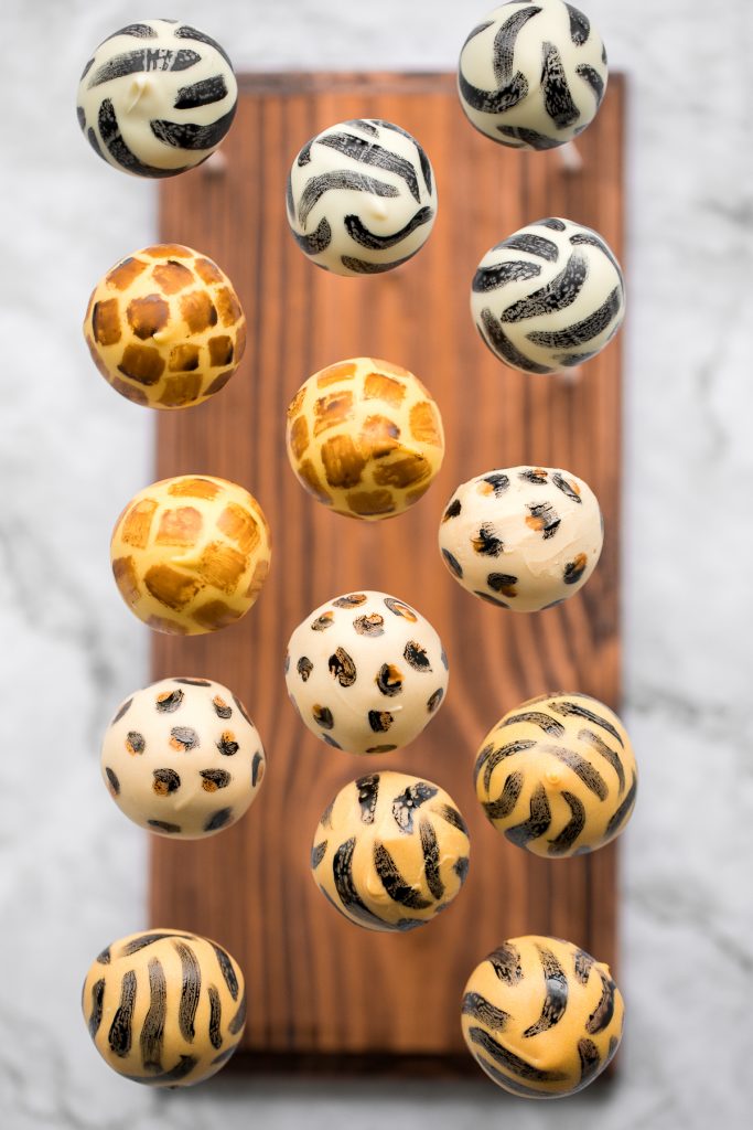 Bold safari animal print cake pops with vanilla cake and buttercream and coated in white chocolate will be the showstopper at your safari jungle party. | aheadofthyme.com