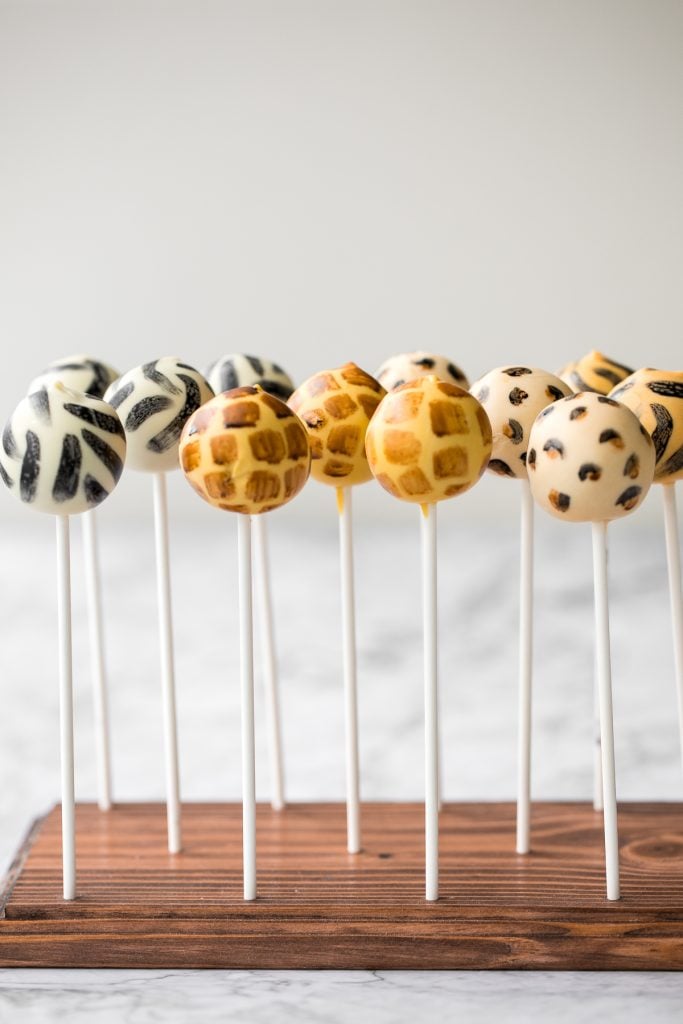 Bold safari animal print cake pops with vanilla cake and buttercream and coated in white chocolate will be the showstopper at your safari jungle party. | aheadofthyme.com