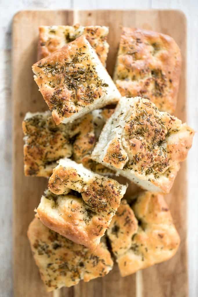Kein Kneten, einfach Rosmarin Knoblauch Focaccia Brot ist dick mit einer perfekten goldenen und knusprigen Textur auf der Außenseite, aber weich, flauschig und zart im Inneren. | aheadofthyme.com