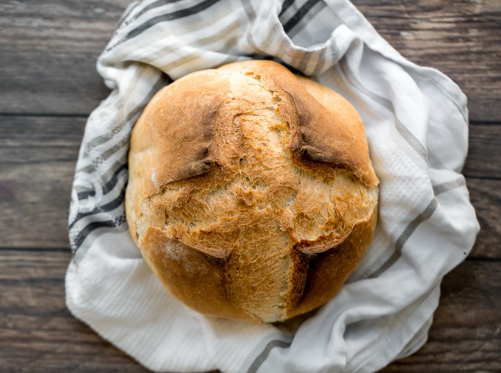 If you have never made bread before, then homemade, fluffy and airy small batch no-knead bread with a perfect crust is the best artisan bread to start with. | aheadofthyme.com
