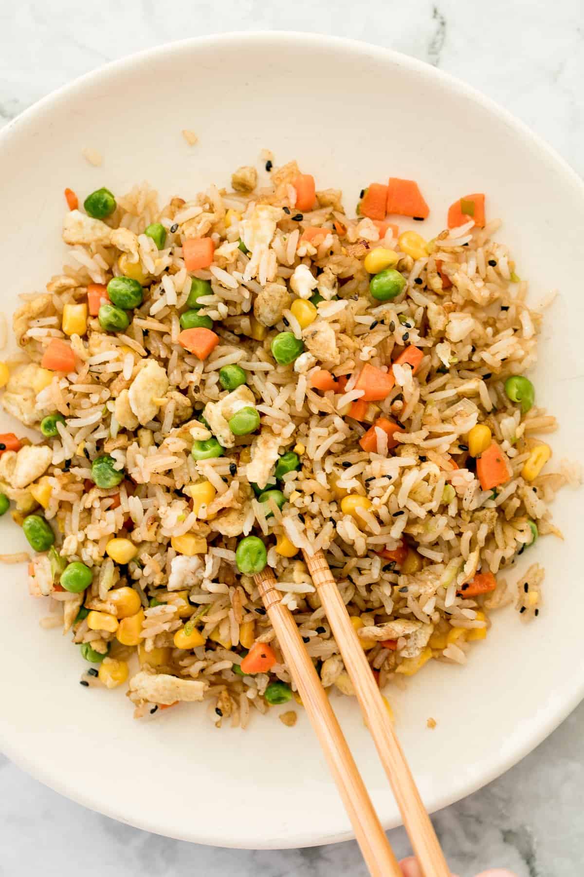 Make flavourful, Chinese restaurant-style vegetarian fried rice at home in 10 minutes, with fully customizable ingredients, and say good-bye to take-out! | aheadofthyme.com