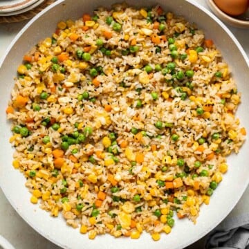Say goodbye to takeout and make flavourful, Chinese restaurant-style vegetarian fried rice at home in 10 minutes, with fully customizable ingredients. | aheadofthyme.com