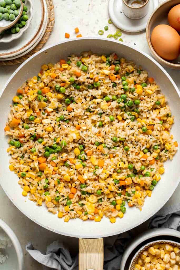 Say goodbye to takeout and make flavourful, Chinese restaurant-style vegetarian fried rice at home in 10 minutes, with fully customizable ingredients. | aheadofthyme.com
