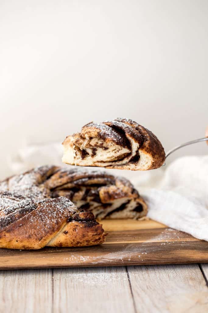  blød og fluffy surdej kanel roll vride brød er smøragtig og lagdelt med kanel sukker. Forbered det natten før og bag det frisk til morgenmad. | aheadofthyme.com