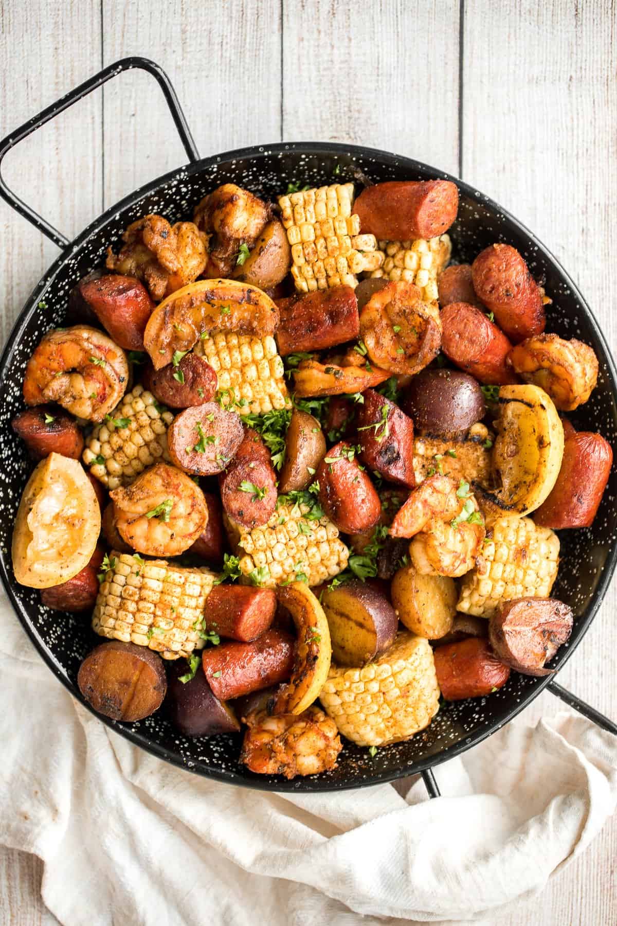 https://www.aheadofthyme.com/wp-content/uploads/2020/06/easy-grilled-shrimp-boil-10.jpg