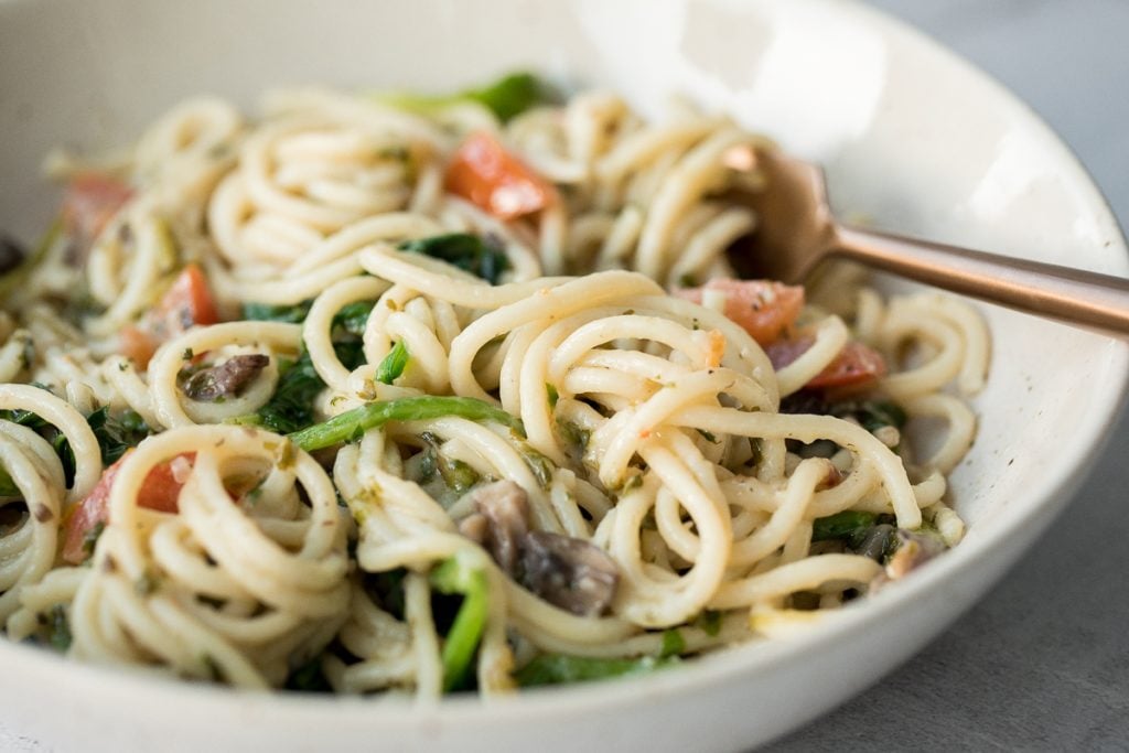 10-minute creamy spaghetti alfredo with spinach, mushrooms and tomatoes is tossed in a smooth buttery and garlicky alfredo sauce with fresh parsley. | aheadofthyme.com