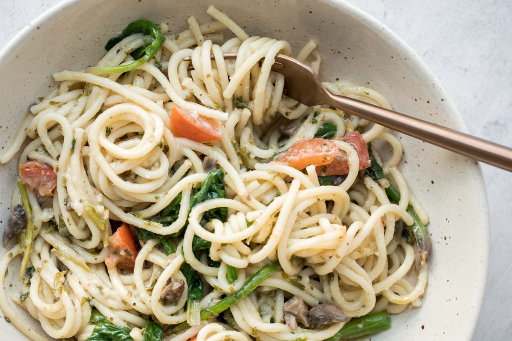 10-minute creamy spaghetti alfredo with spinach, mushrooms and tomatoes is tossed in a smooth buttery and garlicky alfredo sauce with fresh parsley. | aheadofthyme.com