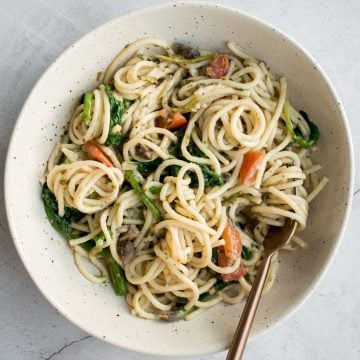 10-minute creamy spaghetti alfredo with spinach, mushrooms and tomatoes is tossed in a smooth buttery and garlicky alfredo sauce with fresh parsley. | aheadofthyme.com