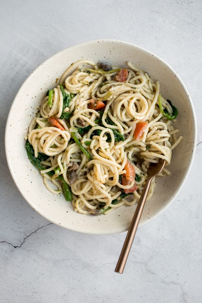 10-minute creamy spaghetti alfredo with spinach, mushrooms and tomatoes is tossed in a smooth buttery and garlicky alfredo sauce with fresh parsley. | aheadofthyme.com