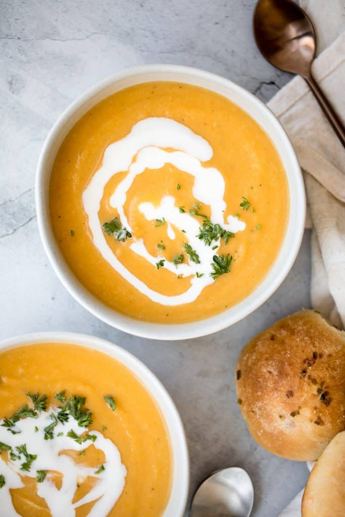 Cremig geröstete Butternusskürbis-Blumenkohl-Suppe hat alle Herbstgefühle und ist vegan und glutenfrei. Plus, es ist super einfach in einer Blechpfanne zu machen. | aheadofthyme.com's super easy to make in a sheet pan. | aheadofthyme.com