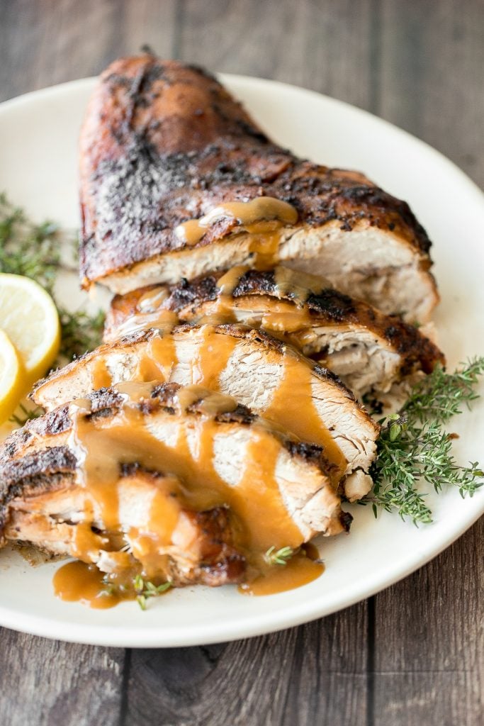Weiche, zarte und saftige Slow Cooker Putenbrust mit der knusprigsten Haut und frischen Herbstkräutern ist der einfachste Weg, um einen Truthahn in dieser Ferienzeit zu kochen. | aheadofthyme.com