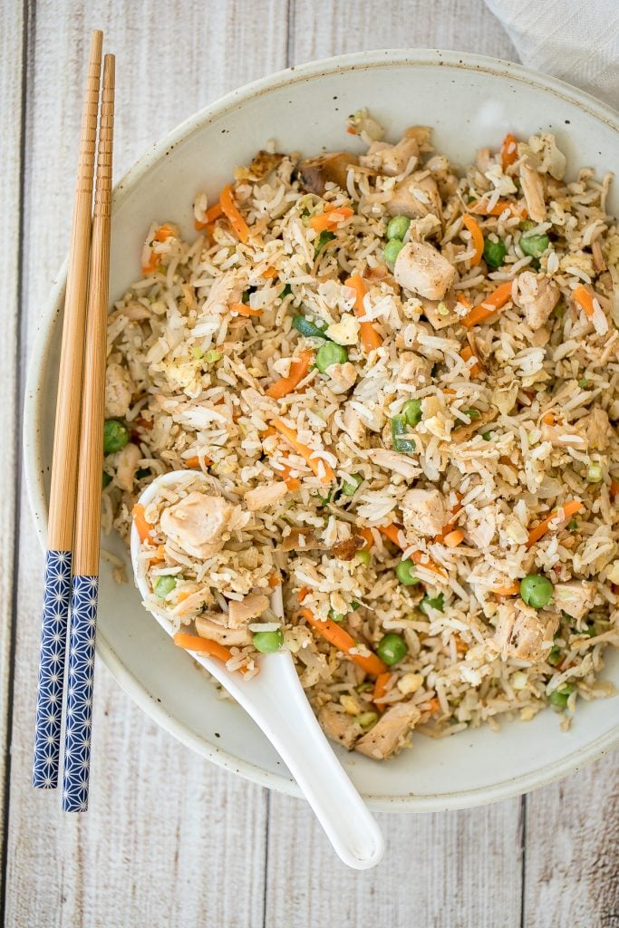 Gebratener Putenreis mit Truthahn, flauschigem Reis, Rührei, Gemüse und klassischen asiatischen Gewürzen ist eine Mahlzeit in einer Pfanne, die in nur 10 Minuten zubereitet wird. | aheadofthyme.com