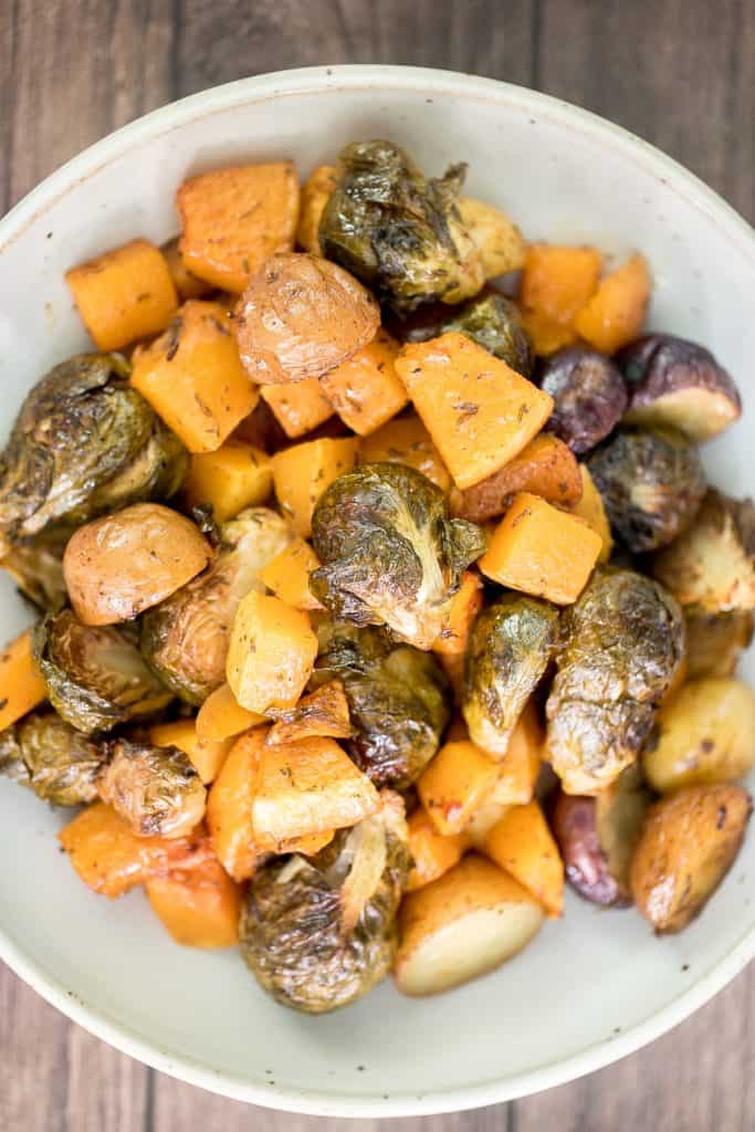 Eine Pfanne geröstetes Erntegemüse mit Butternusskürbis, Rosenkohl und Babykartoffeln ist die beste Herbstbeilage. So einfach zu prep in nur wenigen minuten. | aheadofthyme.com