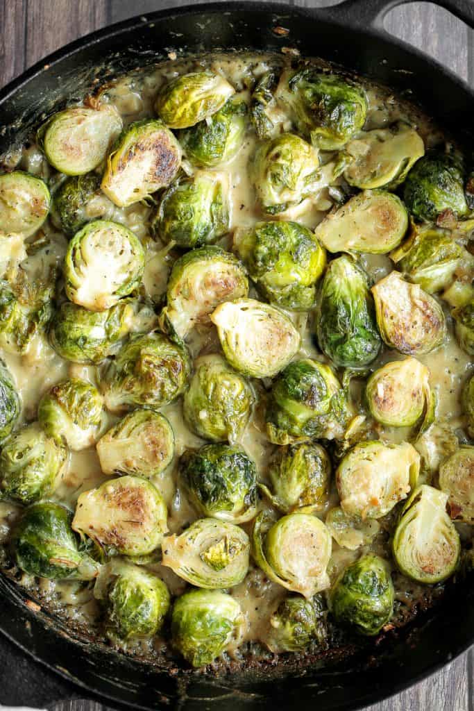 Köstlicher, knoblauchiger, käsiger und cremiger Rosenkohlbacken ist die ultimative Beilage für Komfortgerichte. So schmackhaft und der beste Weg, Rosenkohl zu essen. | aheadofthyme.com