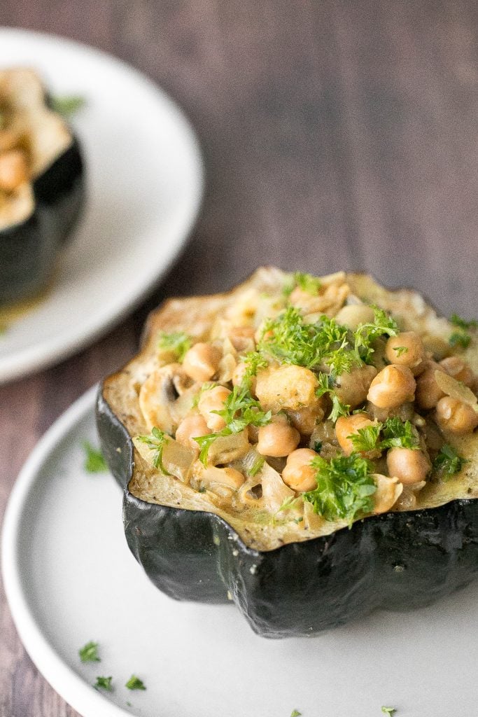 Gesunder, herzhafter, mit Curry-Kichererbsen gefüllter Eichelkürbis mit Curryaromen ist das perfekte vegane und glutenfreie Herbst-Komfortessen für Ihr Urlaubsessen. | aheadofthyme.com