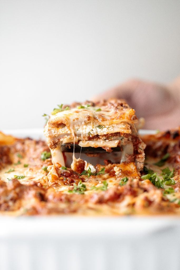 Classic easy meat lasagna is the ultimate Italian comfort food with layers of tender lasagna, meaty tomato sauce, cheese filling and melted cheese on top. | getridtalk.com
