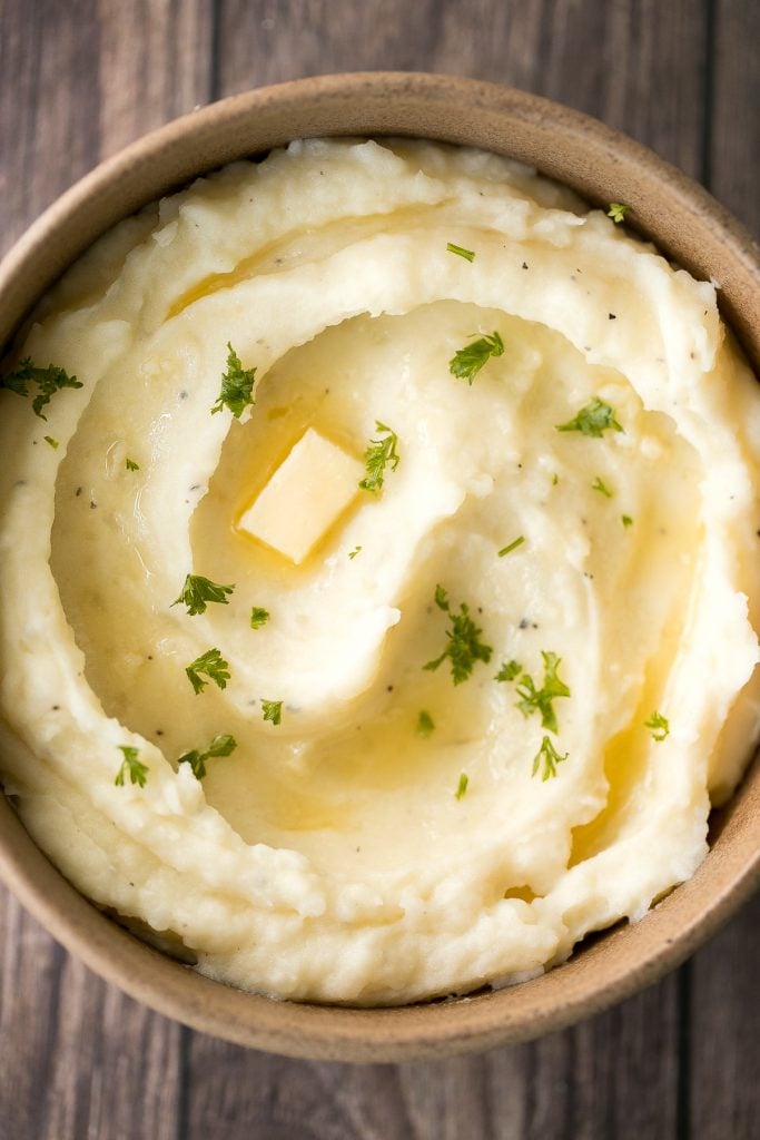 Samtig und geschmeidig sind Knoblauchpüree mit saurer Sahne die beste, schmackhafteste Make-Ahead-Beilage aller Zeiten. Knoblauch, Butter, cremig und purer Komfort. | aheadofthyme.com