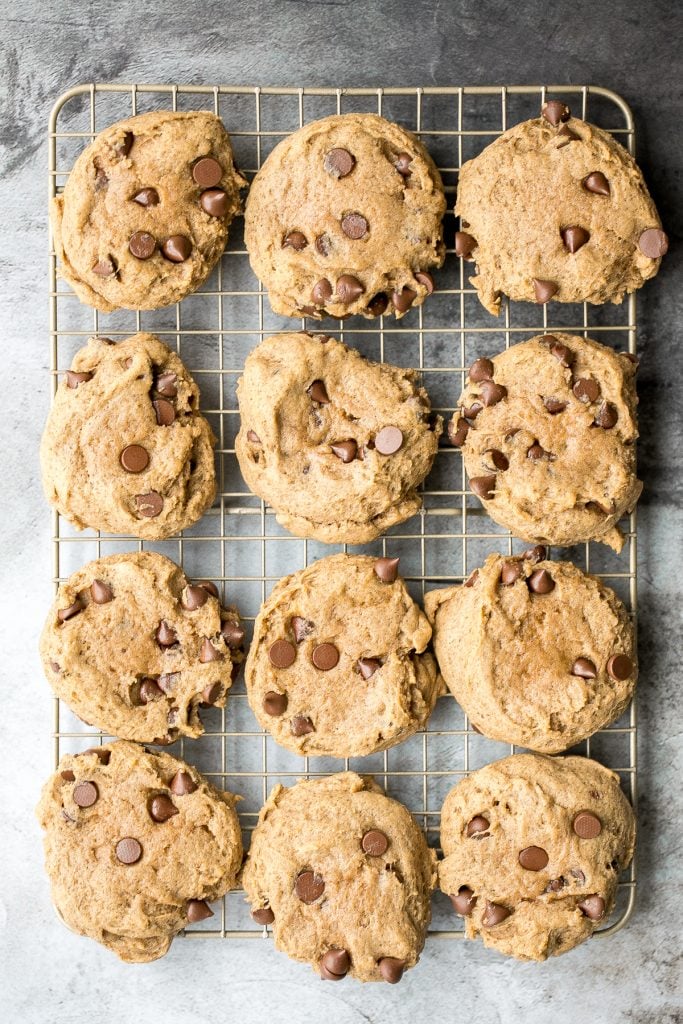 Dicke, flauschige, zähe Kürbis-Schokoladenkekse sind, wenn Kürbisbrot auf Schokoladenkekse trifft. Diese No Chill Cookies sind in weniger als 20 Minuten fertig. | aheadofthyme.com