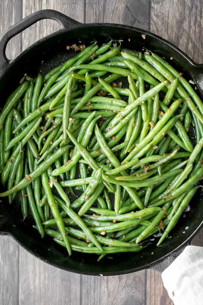 Buttery sautéed Knoblauch grüne Bohnen ist eine einfache Beilage, die schnell, einfach und lecker ist. Machen Sie diese lebendigen, knusprigen und zarten grünen Bohnen in 10 Minuten. / aheadofthyme.com