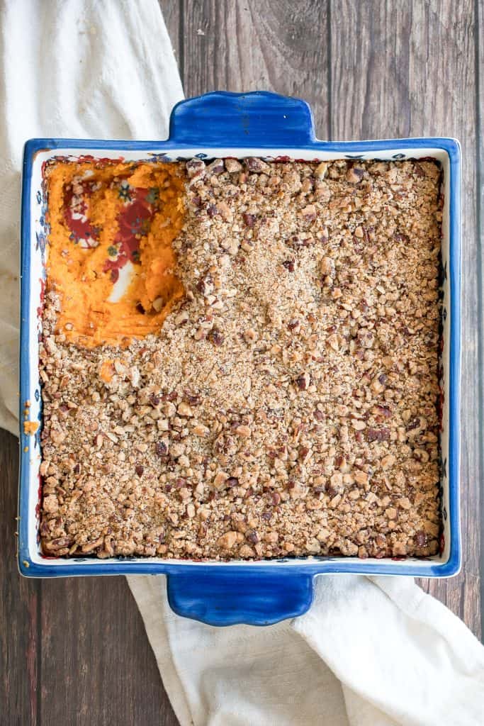 Süßkartoffelauflauf mit Pekannüssen gefüllt mit zarten Süßkartoffeln und einem butterartigen knusprigen Pekannuss-Topping ist die beste Herbstbeilage für das Thanksgiving-Abendessen. | aheadofthyme.com