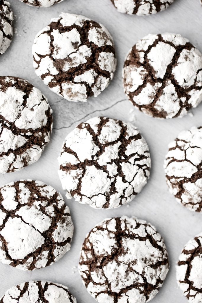  Soft bud sej chokolade crinkle cookies er en klassisk jul cookie, der smager som en rig fudgy brunie med en knitrende skorpe og belagt med sukker. / ahead ofthyme.com