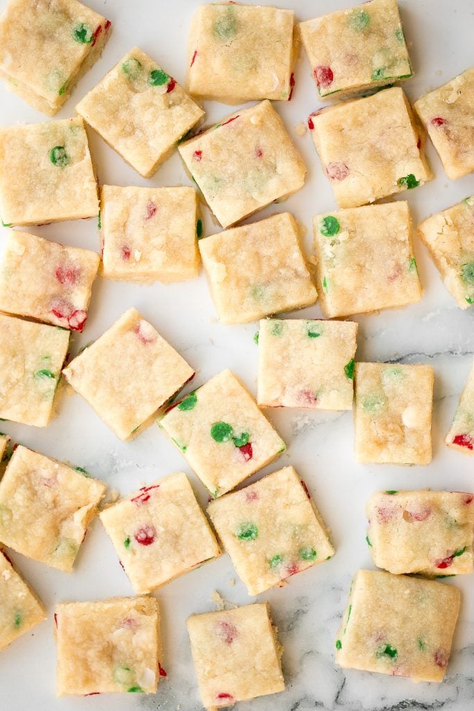 Funfetti Christmas shortbread cookie bitesは、口の中で溶けるようなバター風味のショートブレッドに祝祭用のスプリンクルを詰め込んだ、ホリデーシーズンにぴったりの楽しいお菓子です。 | aheadofthyme.com