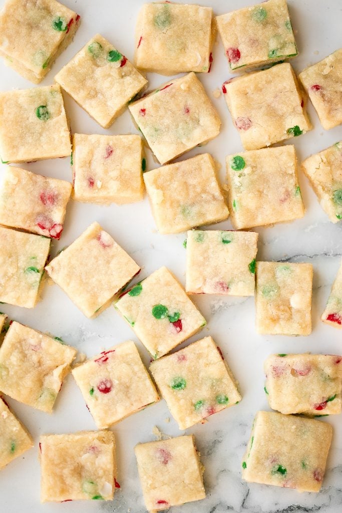  Funfetti Jul shortbread cookie bites er små bid af smøragtig smelte-i-din-mund shortbread pakket med festlige drysser til en sjov ferie godbid. / ahead ofthyme.com