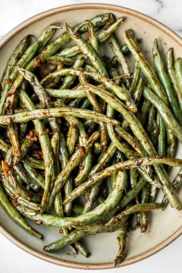 Easy Air Fryer Green Beans are crispy, garlicky, and ready in 10 minutes — a quick, flavorful side for any meal. | aheadofthyme.com
