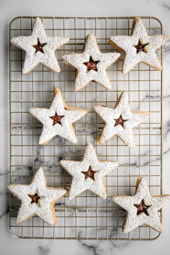  Les biscuits linzer au beurre sucré sont un biscuit de Noël classique avec des sablés feuilletés et de la confiture de fruits. La gâterie de fête parfaite qui fond dans la bouche. / en avant du mythe.com 