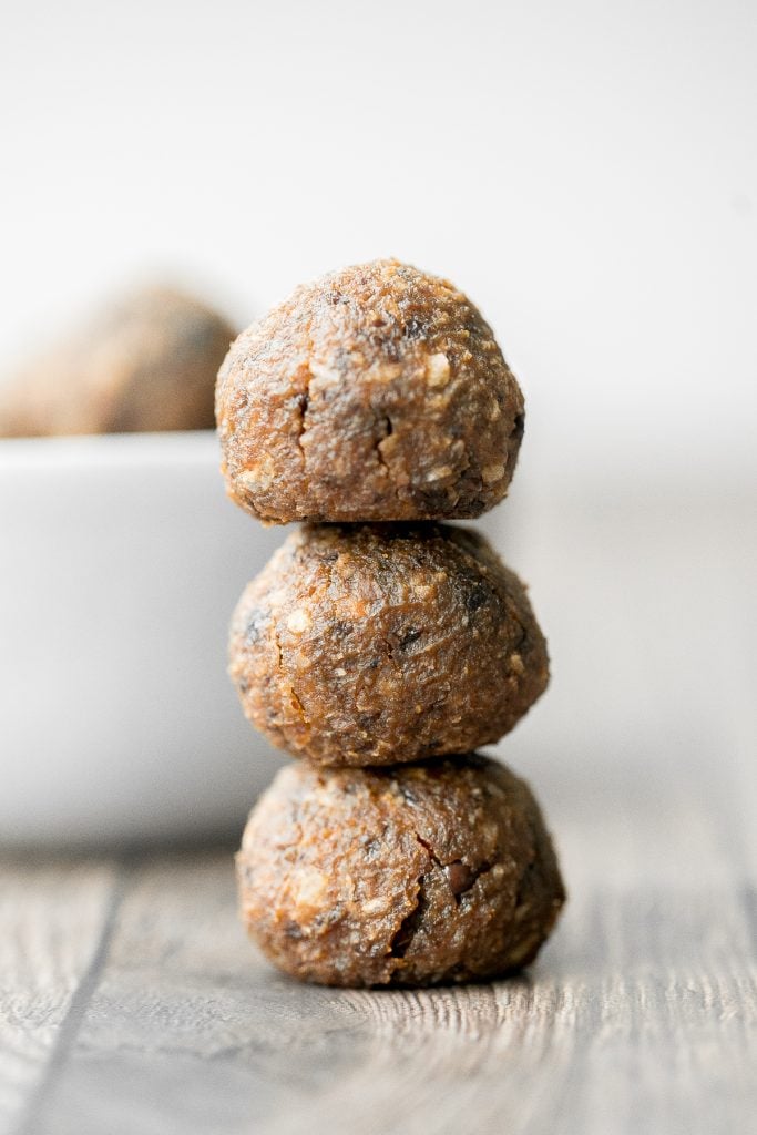 Wholesome and healthy pumpkin energy bites are a delicious, gluten-free and vegan alternative to pumpkin pie. Easy to whip up with just 15 minutes prep. | aheadofthyme.com