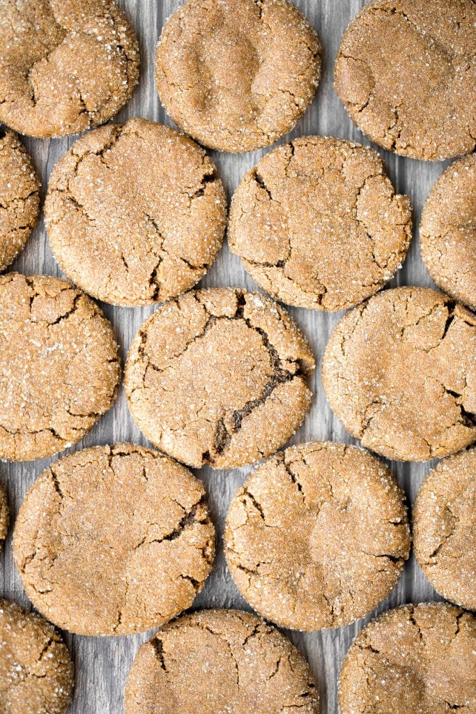  inkiväärillä, melassilla ja kanelimausteella pakatut pehmeät chewy-inkiväärikeksit ovat lämpimin ja kodikkain pipari ikinä. Nämä lomakeksit pysyvät pehmeinä päiväkausia. | aheadofthyme.com