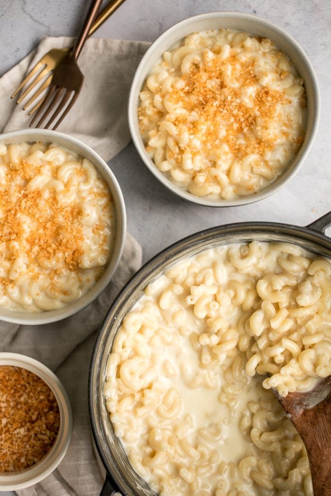 Schnell und einfach, cremig Herd Mac und Käse mit weißem Cheddar ist eine köstliche und tröstlich ein Topf 20-minütige Mahlzeit mit drei Käsesorten verpackt. | aheadofthyme.com