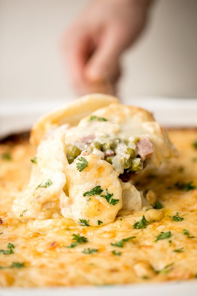 Easy creamy ham and potatoes au gratin ist eine großartige Möglichkeit, Schinkenreste mit zarten Kartoffelscheiben und einer käsigen Béchamelsauce zu verwenden. Das beste Comfort Food. | aheadofthyme.com
