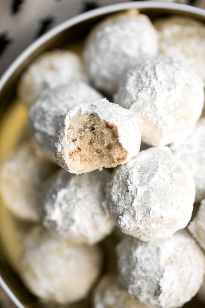 söta och nutty pecan snowball cookies (ryska tekakor eller mexikanska bröllopskakor) är små smälta i munnen bollar av smörig shortbread med nötter. / aheadofthyme.com