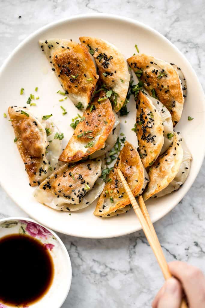 Homemade Chinese beef potstickers (dumplings) are crispy on the outside and tender and juicy inside packed with a delicious beef filling. | getridtalk.com