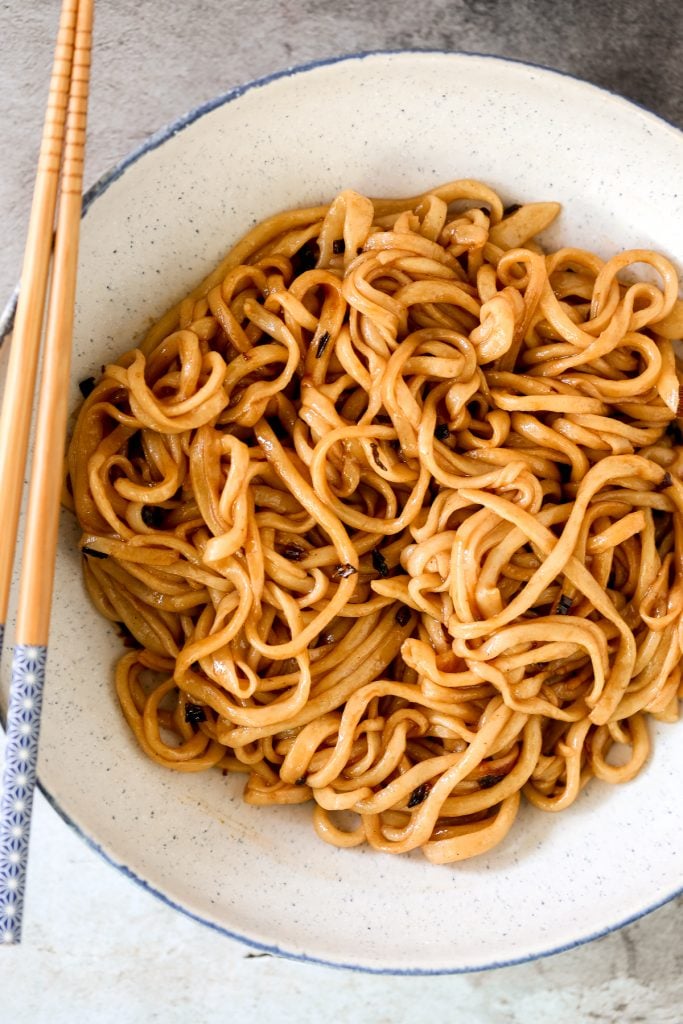 Shanghai scallion oil noodles (葱油拌面) is a flavourful, simple noodle dish that is easy to make homemade with 6 ingredients in under 10 minutes. | aheadofthyme.com