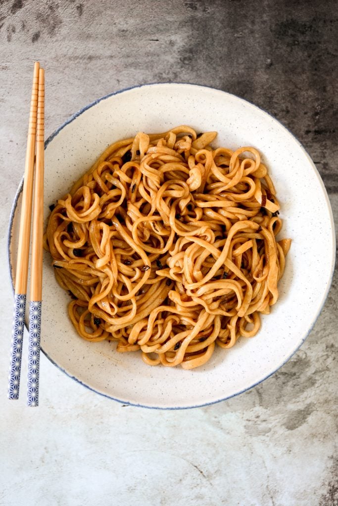 Shanghai scallion oil noodles (葱油拌面) is a flavourful, simple noodle dish that is easy to make homemade with 6 ingredients in under 10 minutes. | aheadofthyme.com