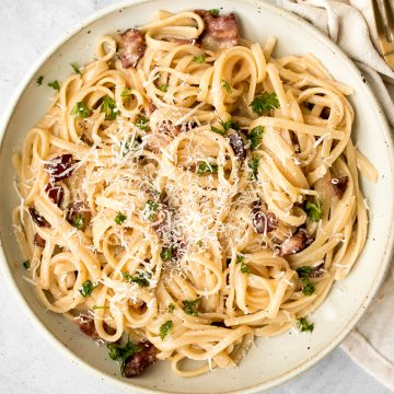 Creamy spaghetti carbonara (Spaghetti a la Carbonara) is a simple classic Italian pasta with pancetta that's quick and easy to make in minutes. | aheadofthyme.com