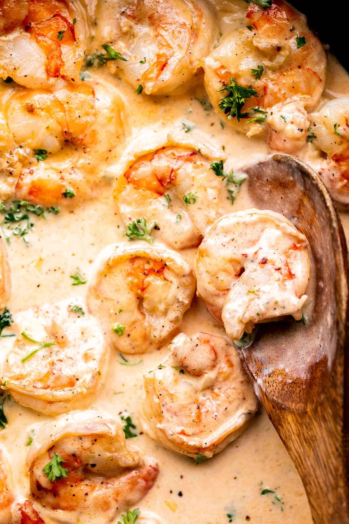 Creamy Garlic Shrimp is a quick and easy 15-minute meal made with juicy shrimp in a cheesy garlic cream sauce. Perfect for weeknight dinners! | aheadofthyme.com